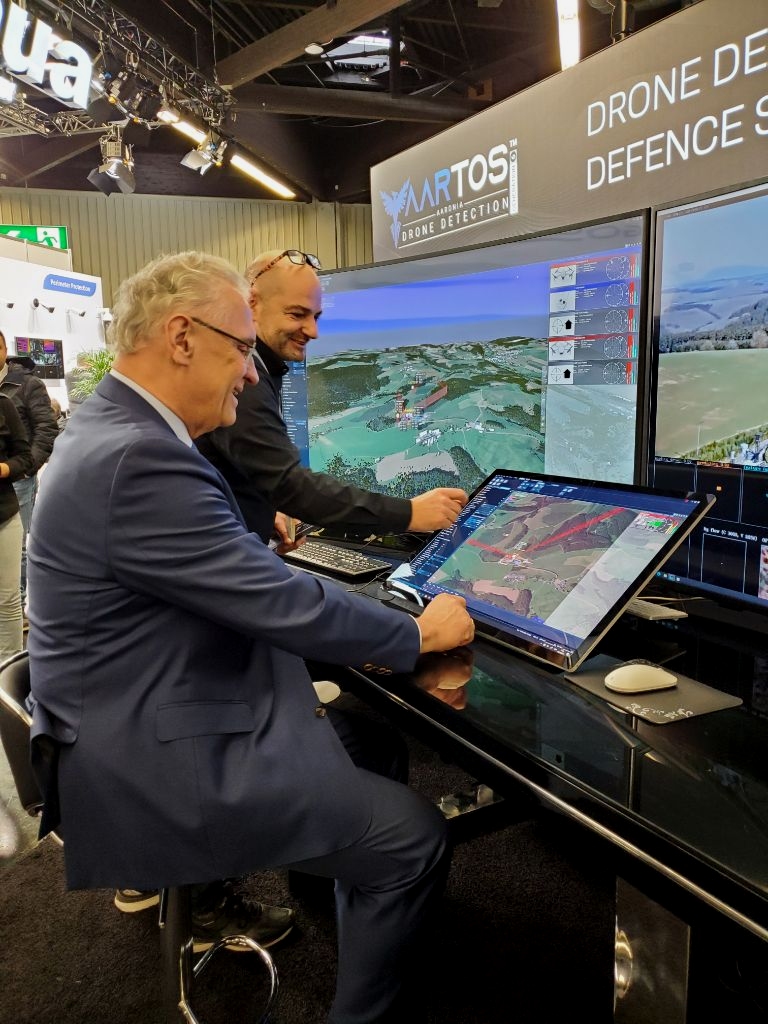 Aaronia_AG's tweet image. The Bavarian Interior Minister Joachim Herrmann (also serves as Deputy Governor of the Free State of Bavaria) was quite excited to see our AARTOS Drone Detection System at the #PerimeterProtection in Nürnberg 💪
#Aaronia #Aartos #AntiDrone #CUAV #CUAS #Tech #Jammer