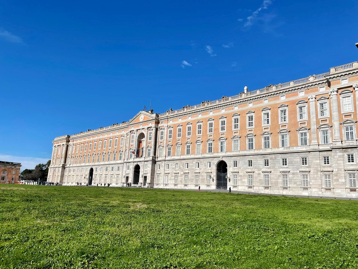 AngelicaSSophie's tweet photo. The best way to start a new week: staring at the beauty to find inspiration 
.
.
#royalpalace #vanvitelli #caserta #discovercaserta #mytown #beauty #italy #travelintime #igerscaserta #openmind #inspiration #bluesky https://t.co/YogqqFV3S0