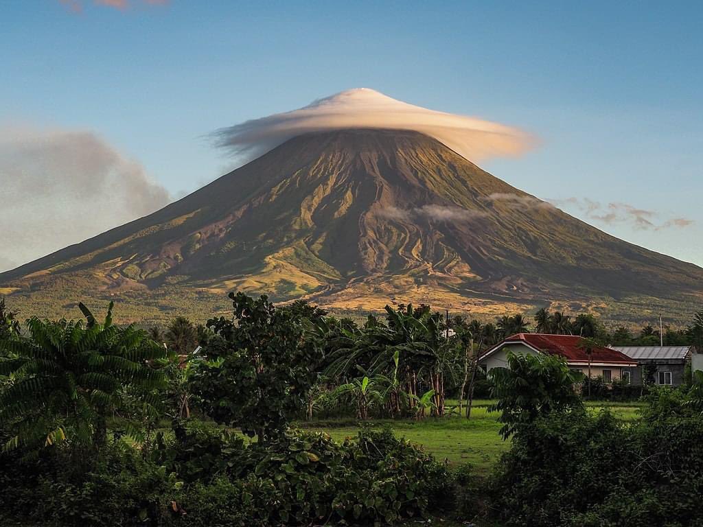 amshawii's tweet photo. هاي سحابة عدسية Lenticular cloud تتكون من الهواء بطريقه يواجه عوائق كبيرة مثل الجبال أو التلال، العوائق هاي بتعطل حركة الهواء فراح يطلع صور دوامات، فإذا وصل لمنطقة باردة بالأعلى راح يسوي سحب بالشكل الجميل الدوّار هذا! 

- شادي عبد الحافظ https://t.co/Or5OyNPM8O