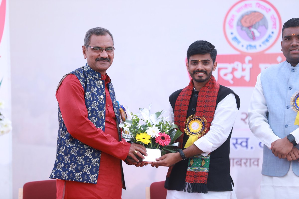 ABVPVidarbha's tweet photo. अकोला येथे होत असलेल्या अभाविप विदर्भ प्रांताच्या ५१व्या प्रांत अधिवेशनात स्व.काकाजी खंडेलवाल मुख्य सभागृहामध्ये मंत्री प्रतिवेदन प्रांतमंत्री अखिलेश भारतीय यांनी मांडले. https://t.co/NwC0bo0PpK