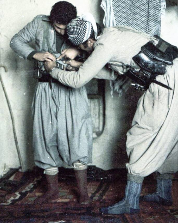 کۆڵانەکانی ئەم شارە هیشتا بۆنی بارووت و خوێنی لێدێت. خەم و بریندار و زیندانی زۆرە بەڵام هيشتا بە ورەین بۆ رووخان، کەچی نەوەی میر پەنج بە فیتی سپای پاستاران خەمی دەسەڵات و وکاڵەتیەتی. ئێرە کوردستانە و وەکاڵەت و پاشایی ناخوات و ئێمە قەیپەرۆشی خۆمان ناخۆێنەوە.
#ژینا_ئەمینی #ريتوييت