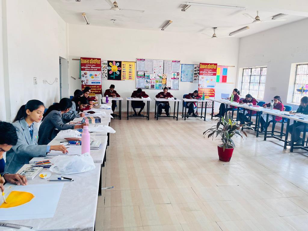 EduMinOfIndia's tweet photo. #PPC2023: Kudos to #ExamWarriors for their enthusiastic participation!

In the run to #ParikshaPeCharcha2023, to overcome exam stress the students of KVS Lucknow Region actively participated in the Painting Competition on #ParakramDiwas today. https://t.co/QZ30AvcXnN
