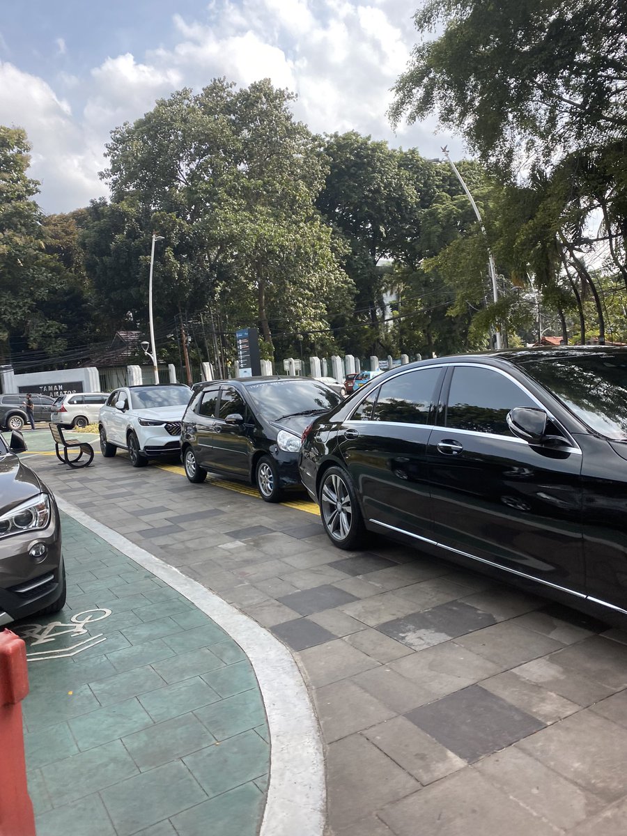 irwanharis's tweet photo. VIP Parking

#mobilbagus #parkirsembarangan https://t.co/JbaYphjaZg