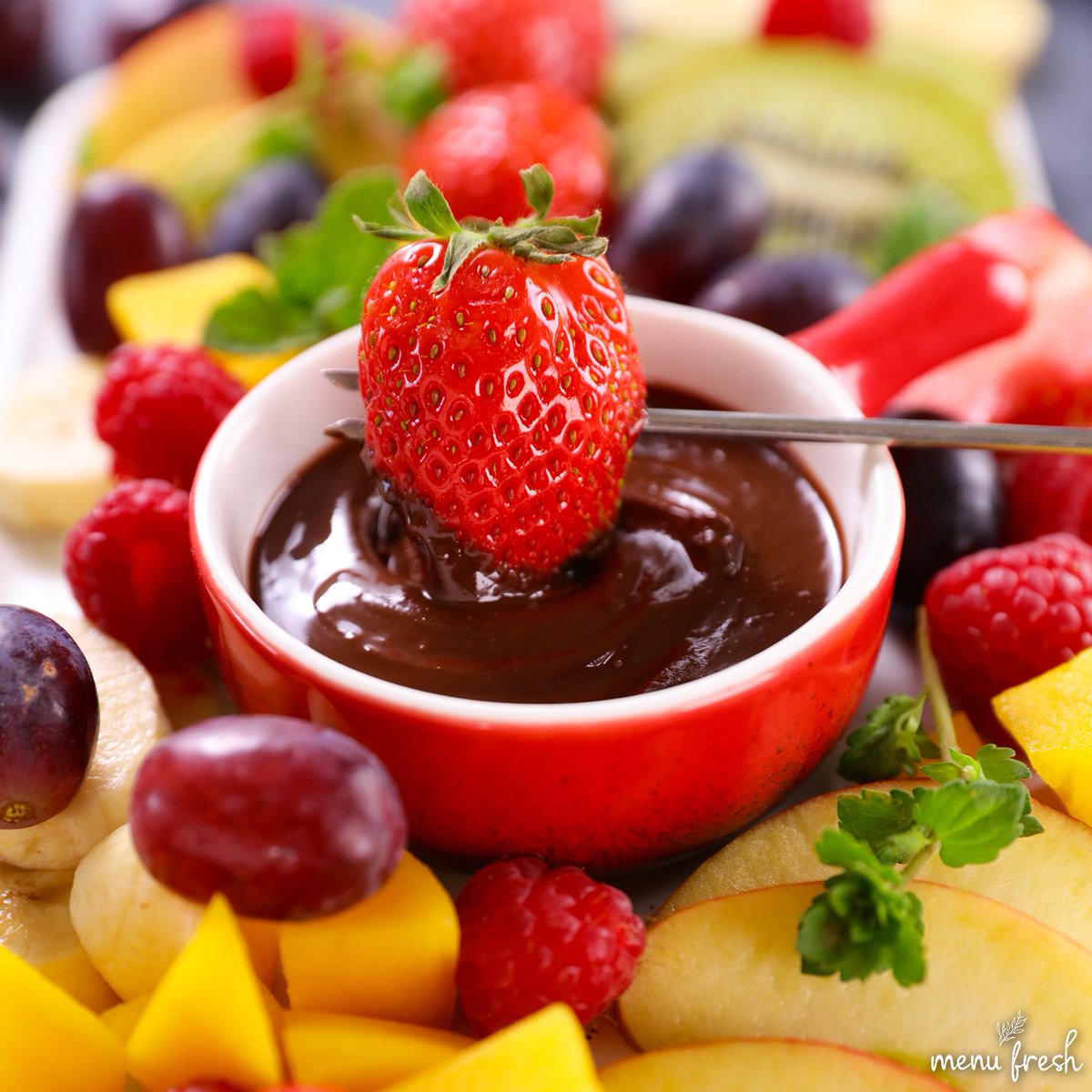 Menu_Fresh's tweet image. Need an easy but rememberable dessert to finish your valentine's day menu? Go bright and colourful with Chocolate Fondue for Two! 🍫🍓

Cost per portion: £1.77
Sales Price per portion: £5.50
Gross Profit Margin: 67.77%

#menufresh #foodie #chefs #recipes #valentinesday