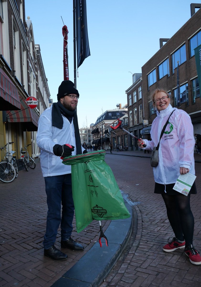 Pilot geslaagd! ✅ 

Zaterdag in Leeuwarden voor het eerst onze gecombineerde campagne opruim-/flyeractie gehouden. Veel positieve reacties, schone straten én een gezellige middag. Met de groene zakdoek voor méér groene boeren in top.💚

#Jekuntnnunogkiezen #groeiendverzet #pvdd