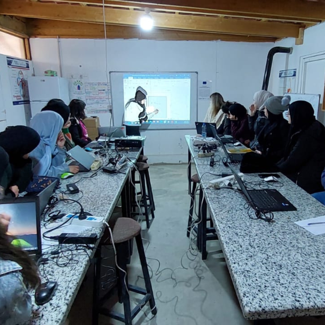 STEAM education: A key to access Higher Education for vulnerable Syrian and Lebanese youth - Cycle III To know more about the project, please visit our website: kayany-foundation.org/science-labs #EUinLebanon #EUMadadFund @HOPESMadad