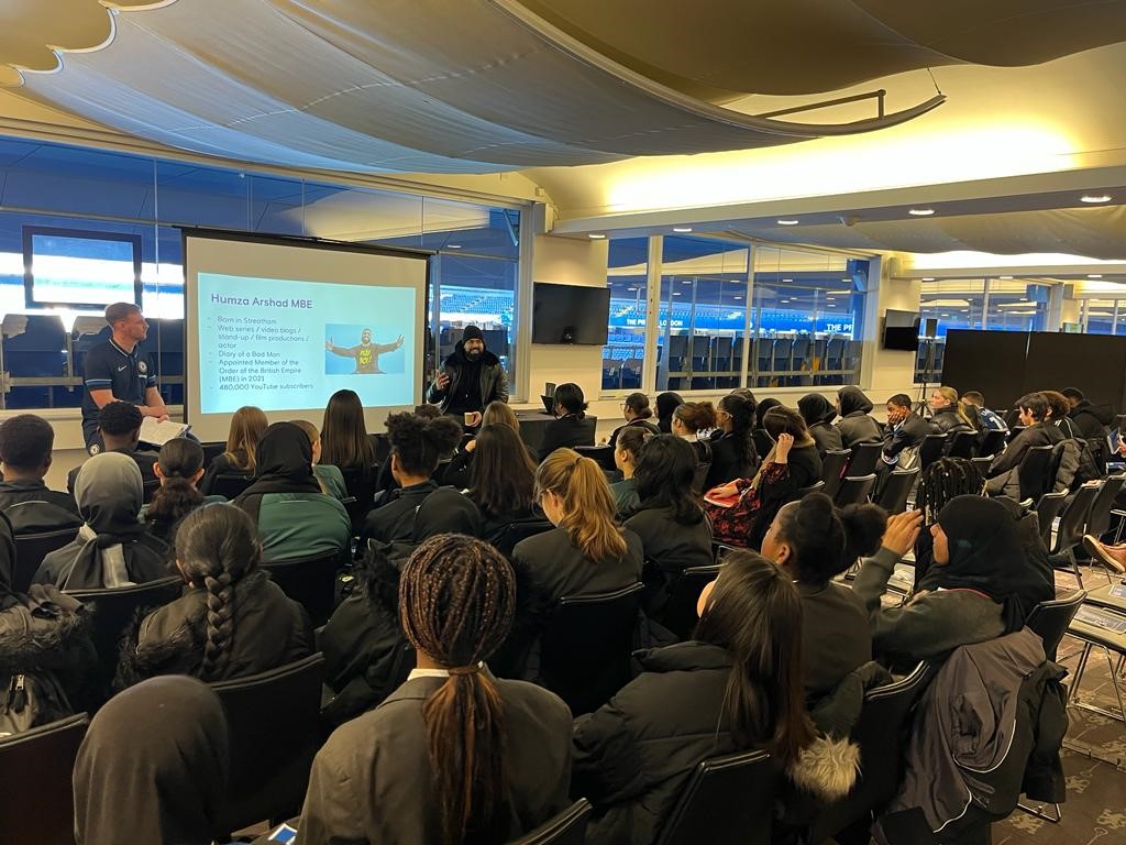 Over 100 secondary school pupils joined us for our latest #StandingTogether project day 📝

The students were joined by @HumzaProduction as part of workshops delivered on how to challenge hate & extremism in London

Thanks to all those involved 👏
#SharedEndeavourFund