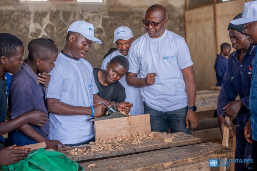 Former child soldiers in #DRCongo are taught practical skills like carpentry by an NGO. On #IVD2022, they received construction equipment from UN #Volunteers, a donation that will improve the training's quality & help the children integrate into society: bit.ly/3JgjtcS