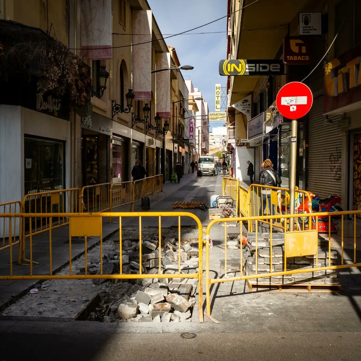 ⛏️ Avui s'han iniciat les obres de renovació de clavegueram al carrer Sant Pere entre el carrer Narcís Fors i carrer Oliva.

⛔️ El tram quedarà tallat al trànsit.

👉 Les obres tenen una durada aproximada de 6 setmanes.

➕️ info ➡️ lloret.cat/avis-obrasantp…

#obrapublica