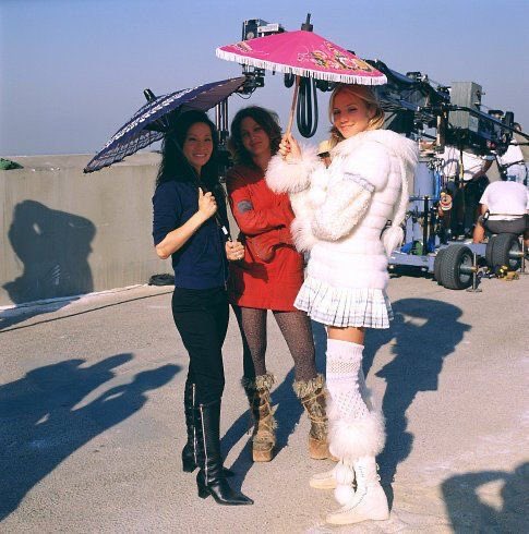 Lucy Liu, Drew Barrymore, Cameron Diaz behind the scenes pictures from Charlie’s Angels https://t.co/tDIeZZrFpH