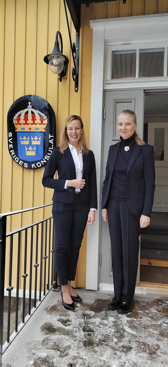 Ruotsin suurlähettiläs @NicolaClase ja Turun kunniakonsuli Laura Langh avasivat  kunniakonsulaatin Piikkiöön Kuninkaantien varrelle. @SveAmbFI