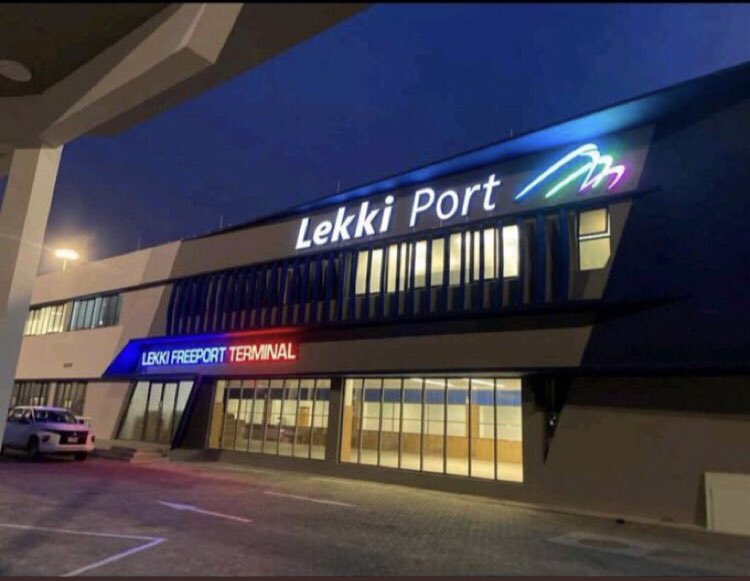 OvieNews's tweet image. FLASH: President Muhammadu Buhari will today in Lagos , commission the largest deep seaport in Nigeria . An $800m railway will be built to evacuate containers from the 2.5 million TEU Lekki Deep Sea Port. Unlike before, Nigeria won’t be losing much revenue to Cotonou Port 🇧🇯 .
