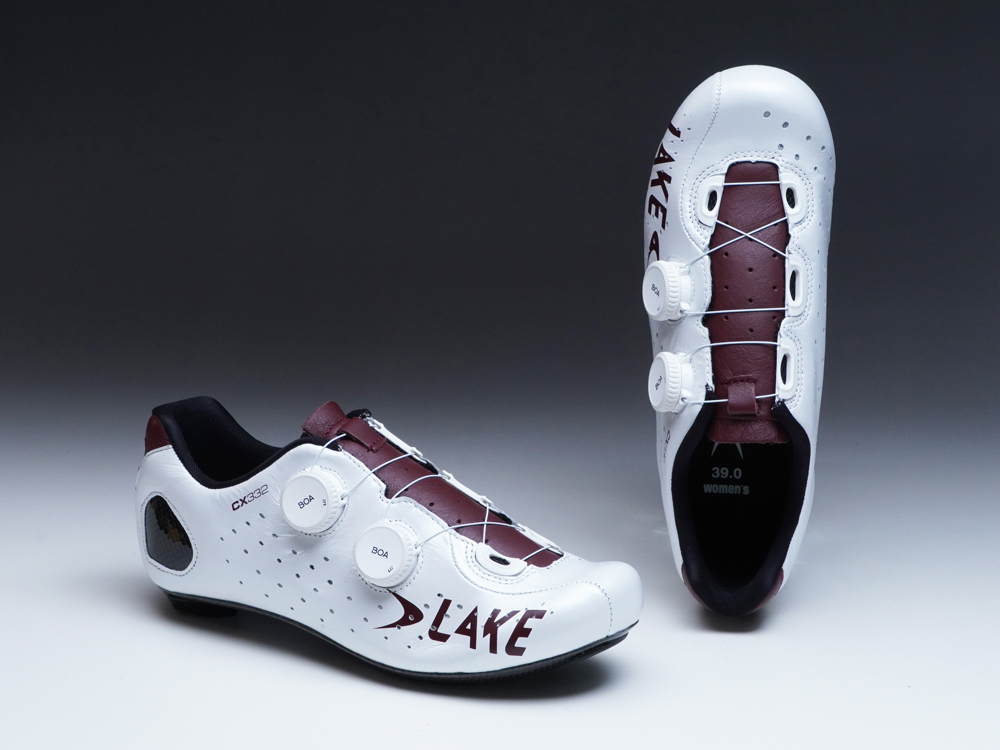 kirschberg_inc's tweet image. LAKE CUSTOM
トライアスリート、しろたえさんのNEW #LAKEシューズ をお届け。パールホワイトの #カンガルー革 をメインに、バーガンディの牛革をセンターにあしらいました。ゴールドのロゴがさらに上品さを演出。このオーナーにこのシューズ有り！と納得のカラーリングでは

#lakecustom #lakecycling