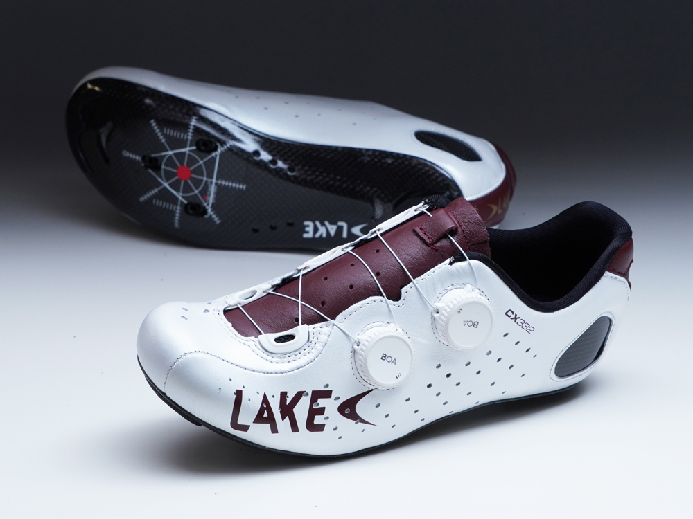 kirschberg_inc's tweet image. LAKE CUSTOM
トライアスリート、しろたえさんのNEW #LAKEシューズ をお届け。パールホワイトの #カンガルー革 をメインに、バーガンディの牛革をセンターにあしらいました。ゴールドのロゴがさらに上品さを演出。このオーナーにこのシューズ有り！と納得のカラーリングでは

#lakecustom #lakecycling