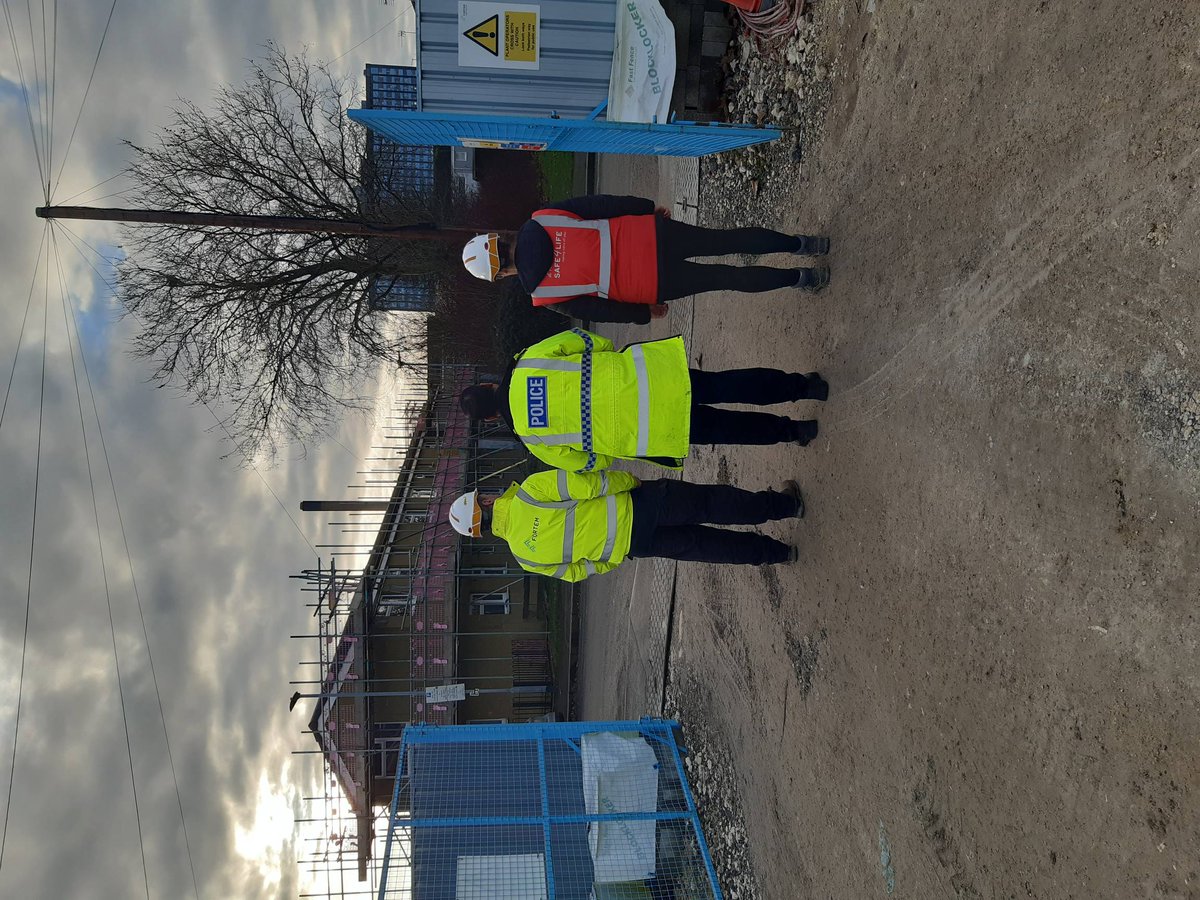 Attended local construction site and spoke with the team on improving local communities relationships and helping each other #HullCentral #neighbourhoodpolicingweek #weekofaction @FortemSolutions