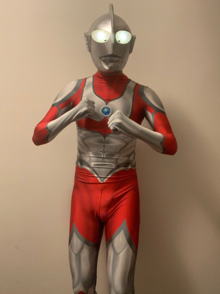 dengmian's tweet photo. 上一次拍拜年视频还是21年呢，当时头套都和现在不一样，紧身衣倒是还是这套。同好都问推特号。。。。虽然是个不正经的奥特曼，但我对网黄兴趣也不大。总之，随便发点。有啥一个人能拍的自拍动作也可以推荐一下，毕竟摆来摆去感觉就这，才华不够。 https://t.co/goPMEVjOcu