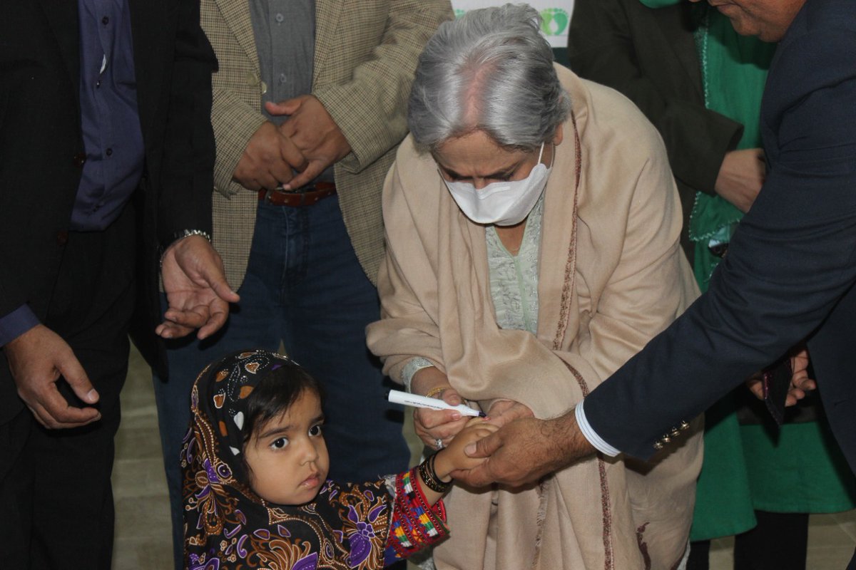 PakFightsPolio's tweet image. Sindh ➖ Health Minister @AzraPechuho, Parliamentary Secretary on Health @Qasimsoomro, National TFP Dr. Altaf Bosan alongside Coordinator @EocSindh Fayyaz Hussain Abbasi administered polio drops to children to inaugurate the Polio campaign across Karachi &amp;amp; Hyderabad Divisions.