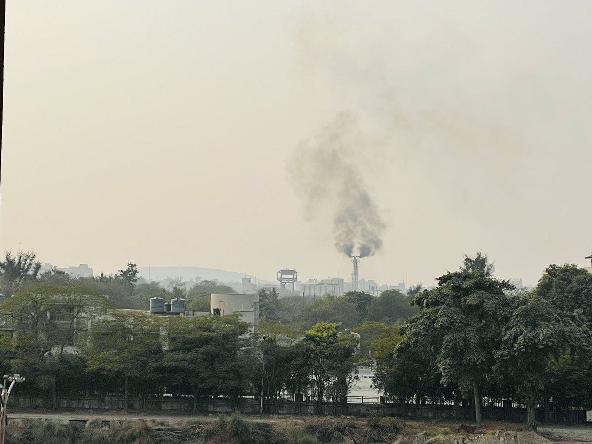 Smoke coming out from a factory/establishment in Noida Sector 62 for last 4 days. You can also see the Gazipur Dumpsite and imagine the quality of air and environment in this area. @byadavbjp @moefcc @CPCB_OFFICIAL @UPPCBLKO 
#environmentpollution