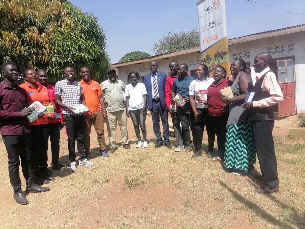 This was Drop And Read Everything Day at Monica Memorial Resource Centre in Onzivu village, Arua City. I took part in the activities that included Drawing, Painting, Reading and Spelling Bee.
The event attracted over 180 children from the community who actively participated.