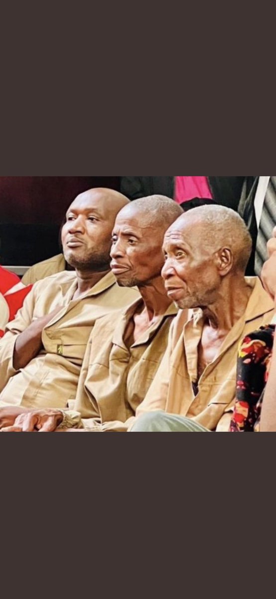 chrismupambwa's tweet photo. Zvino munhu osungwa akwegura kudai nenyaya yekuramba kukura. vamwe varikutamba nevazukuru kumba vakazorora. Nxaaa! Ngakafiremo kamudhara aka! .@CCCZimbabwe @ccc_bulawayo @Cde_Ostallos @Gushaz108 @LorraineSiban11 @Mug2155 @PedzisaiRuhanya @cdesetfree @ngonidzashemeki @Eddie_Gore1 https://t.co/80YVPeWVfS