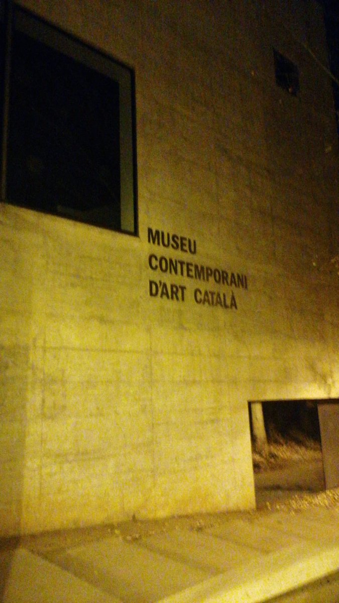 El sábado por la noche nos encontramos a 14 personas viviendo debajo del Museo… 😓😥
¡El frío aprieta y hoy volvemos a repartir sacos!✊🏻
#helpingothers