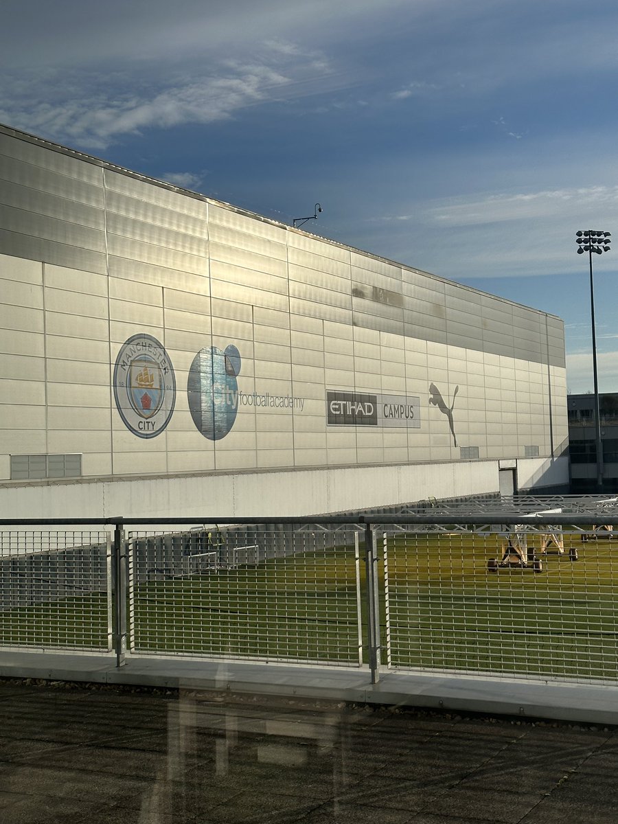 ifucareshare's tweet photo. Our TEAMH are starting the week off at @ManCity delivering workshops 💙 (@harryyoung_4, @matty_smith94) https://t.co/5aPPVrC7ty