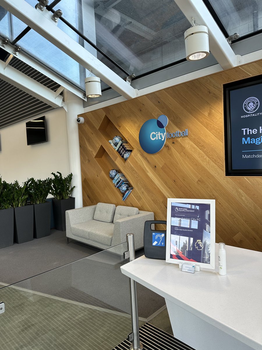 ifucareshare's tweet photo. Our TEAMH are starting the week off at @ManCity delivering workshops 💙 (@harryyoung_4, @matty_smith94) https://t.co/5aPPVrC7ty