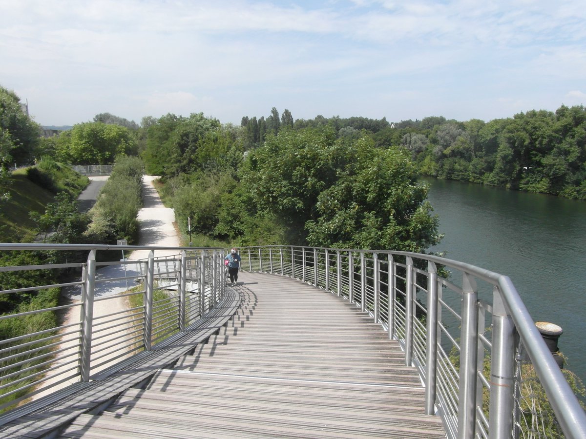 tom_doggett's tweet photo. @BeateKubitz Alongside the bridge there at Port de Nanterre, that was the least accessible and most frustrating part of four days riding across France. Appalling. https://t.co/lkSJV26gaz