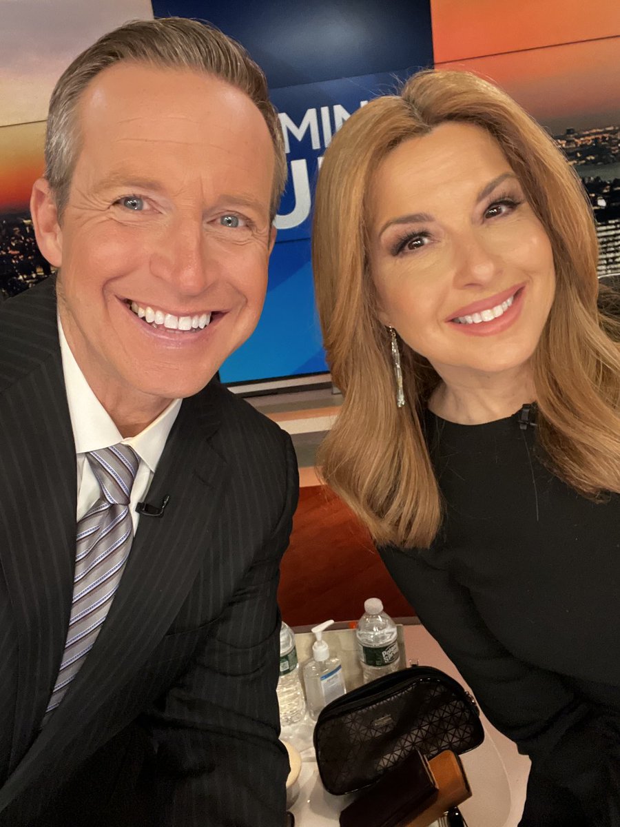 ChrisWragge's tweet photo. I’d still take NY > PHILLY! Nice win @jimdonovancbs3 & @BurrellTV Two week old cold pineapple pizza headed your way! Bon appetite bird fans. @CBSNewYork https://t.co/7aj5sfuqs4