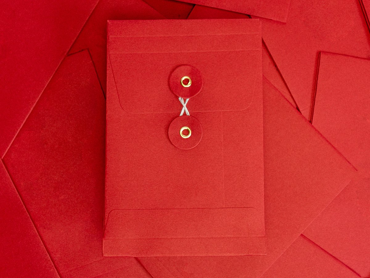 There is nothing more satisfying than a string and washer closure.

Perfect for luxury greeting cards or thin product packages. 

Available in a variety of colours and sizes we can easily find the perfect one for you. 

Help your brand to stand out by doing something different.