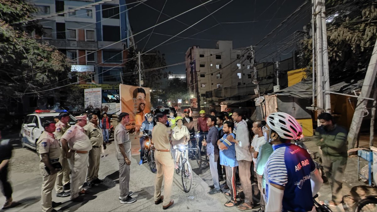 #HyderabadReliefRiders Bicycle Night Patrolling in Gachibowli police limits Thanks to @dcpmadhapur_cyb DCP & SHO @psgachbwli_cyb patrolling on cycle Thanks to all volunteers @KTRTRS @cpcybd @sselvan @Ravi_1836 @TelanganaCOPs @TelanganaDGP @cyberabadpolice @arvindkumar_ias