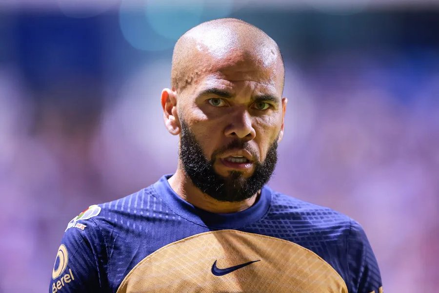 Defesa de Daniel Alves entrega recurso e acredita que jogador deve deixar prisão dentro de um mês