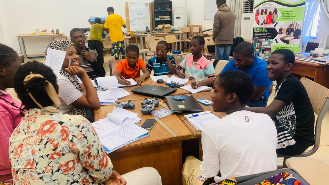 GarikoIbrahima's tweet image. #RobotsMali organise la journée porte ouverte ce #Samedi 28 #Janvier 2023 à l&apos;université de #Kabala à son siège.

Vous avez des #questions sur l&apos;#IoT, la #Robotique, l&apos;intelligence #Artificielle #IA #AI au #Mali ?
Rendez-vous à @ROBOTSMALI1 ce Samedi
#ML