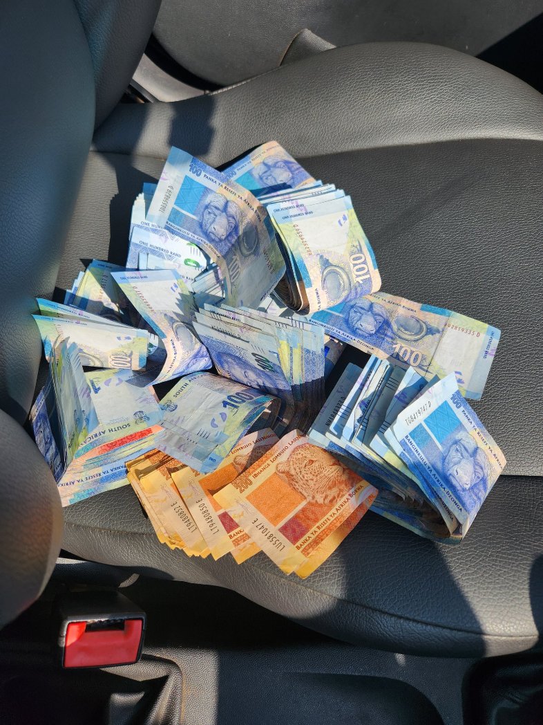 RonnyMahlokoza's tweet photo. I am sending R100 cash send to anyone who retweets my pinned tweet. Like, follow, and retweet.☺️ https://t.co/4Do0AGTfKQ