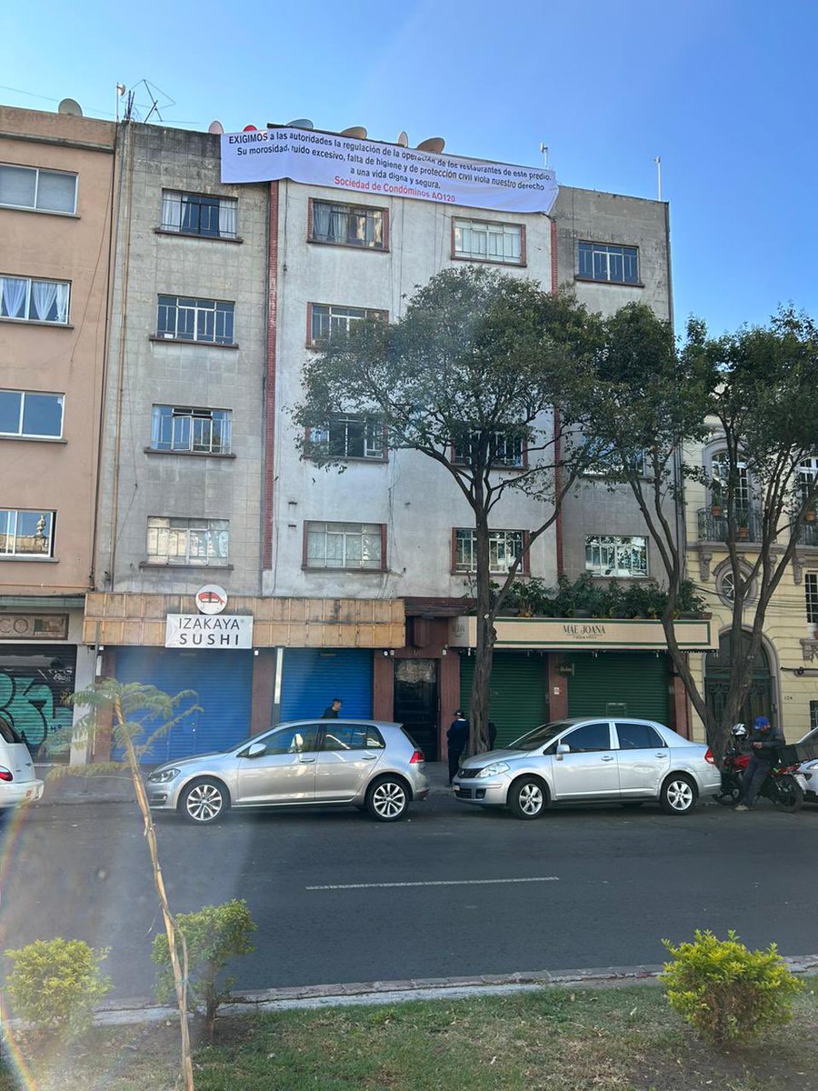 Ayer nos organizamos para manifestar nuestro descontento por la operación de estos restaurantes, la omisión y permisividad de las autoridades han derivado en el abuso de estos comercios y en la vulneración de nuestro derecho a una vida segura y digna.