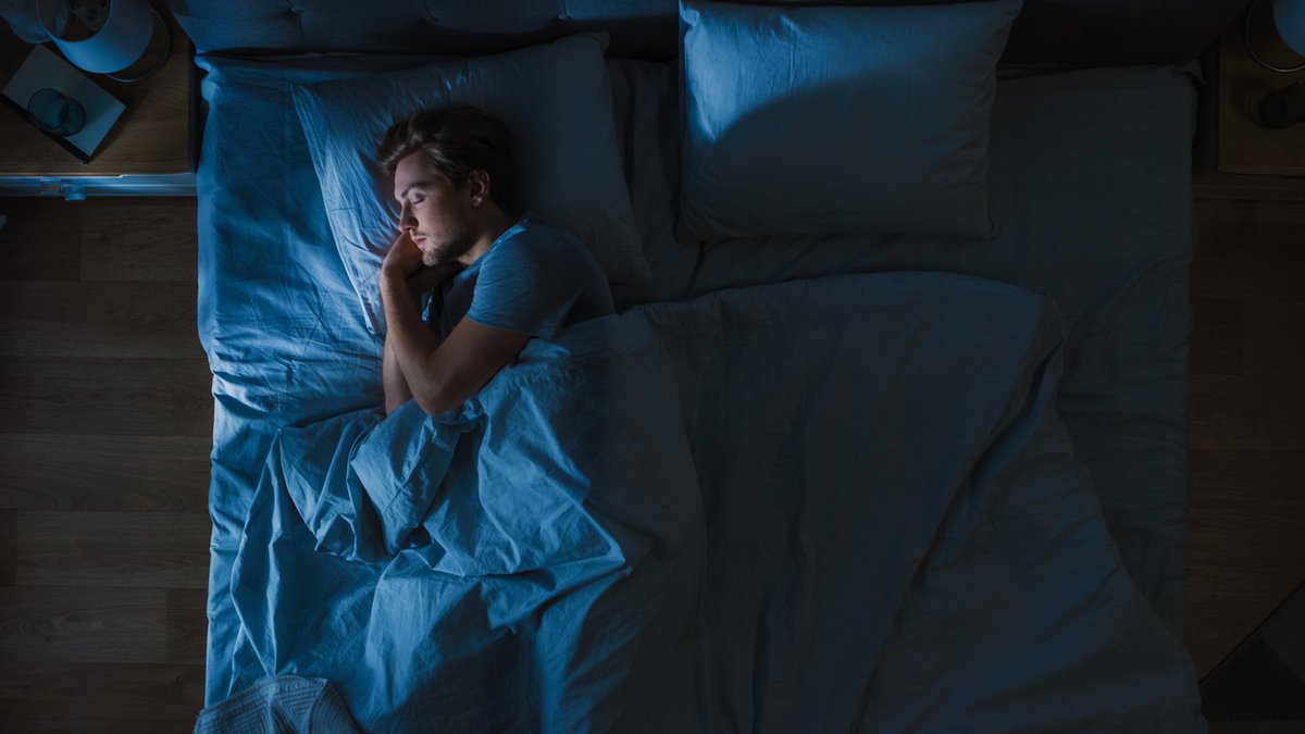Find it hard to lose weight in winter? Poor quality sleep makes you more likely to reach for high-calorie foods like sugary candy or junk foods – get on top of your sleep to manage your weight in 2023.
ow.ly/sykW50LZCmI 
#weightlosstips #newyearresolutions #bettersleep