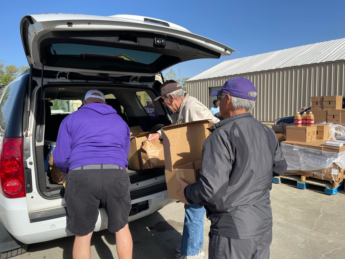 CCSWLA's tweet image. Here are some ways you and your groups can help:
1) Come by and pack food bags or arrange for your group to come pack food bags. 
2) Help us distribute food at the various locations
3) Donate food/goods or monetary donations that we can use to purchase the food needed