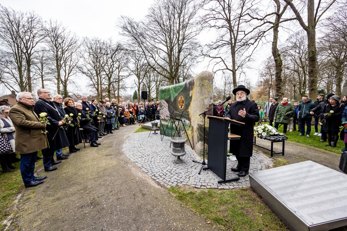 In 1943 zijn zo'n 1400 patiënten en personeelsleden van Het Apeldoornsche Bosch naar Auschwitz gedeporteerd. Niemand keerde terug. Vandaag herdachten we deze mensen door hun namen voor te lezen en kransen te leggen #herdenken #apeldoornschebosch