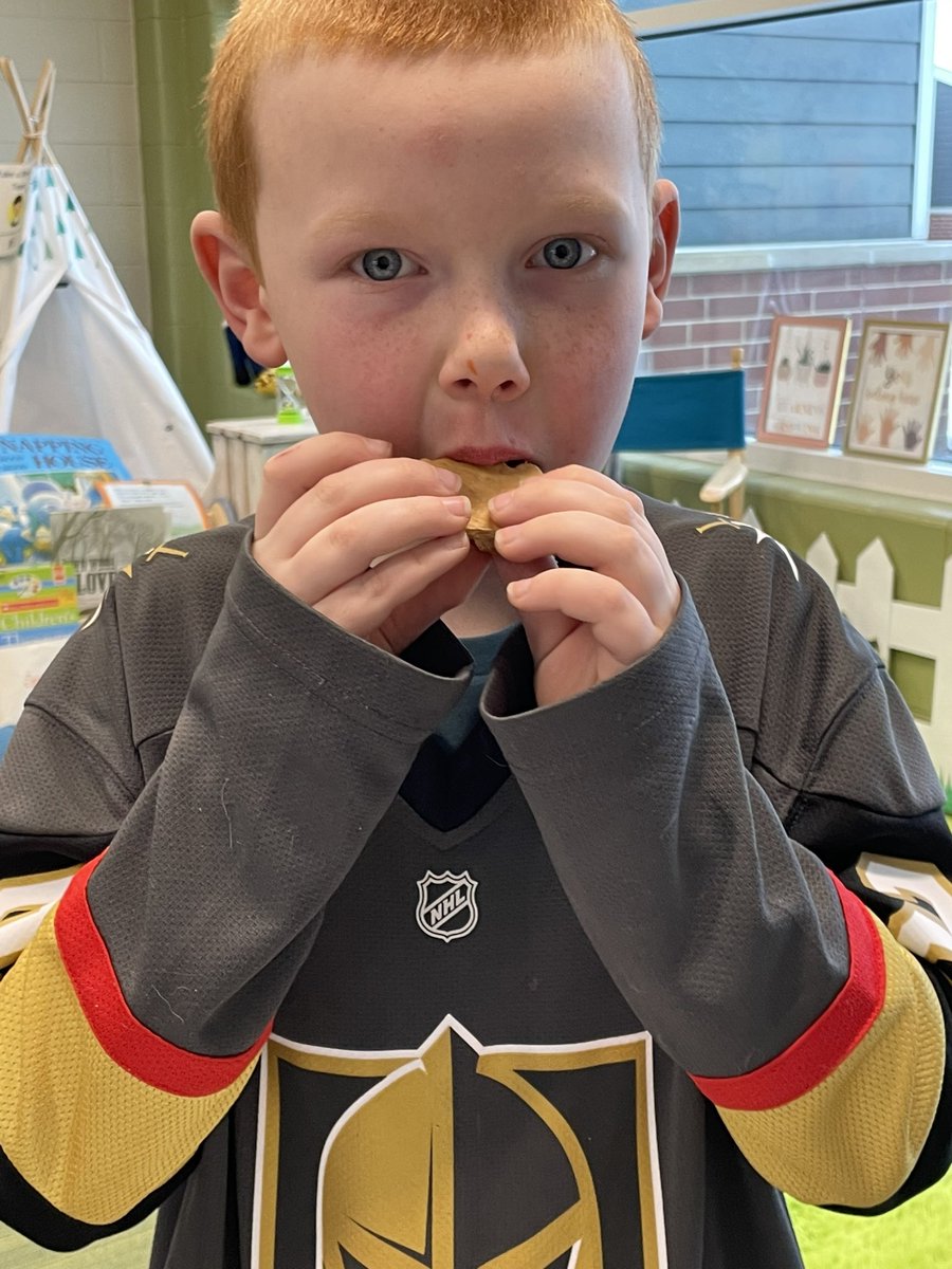 KatiebellSLP's tweet photo. @SLCSpearson are using purposeful reading and interactive writing to make yummy s’mores! The final step is the BEST part! #howto #govisual https://t.co/MwDMboGM6y
