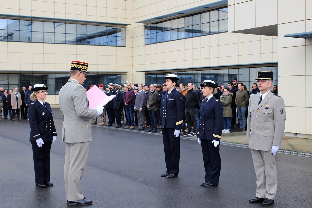 ReserveComcyber's tweet photo. Stéphanie, réserviste opérationnel cyber et lieutenant de vaisseau de Marine a reçu, début janvier, une lettre de félicitationdu @ComcyberFR pour sa participation exemplaire à l’exercice national interarmées cyberdéfense #DEFNET.
#FiersDeNosRéservistes
#NotreDéfense https://t.co/qIpyW3WlNO