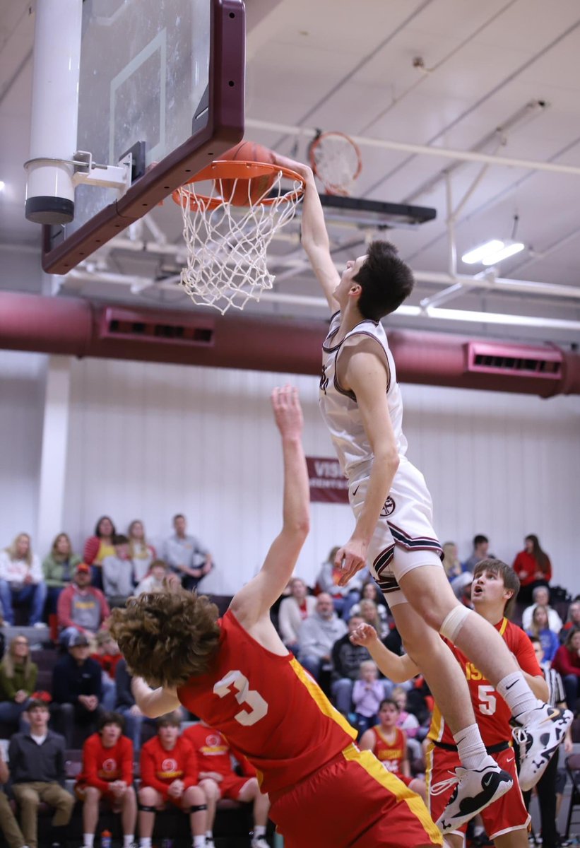 NDScores's tweet photo. That's a well-timed picture by S J Uecker Photography of Hatfield's And-1 Poster Flush on Friday night! #NDPreps https://t.co/C7ZpsFTLKR