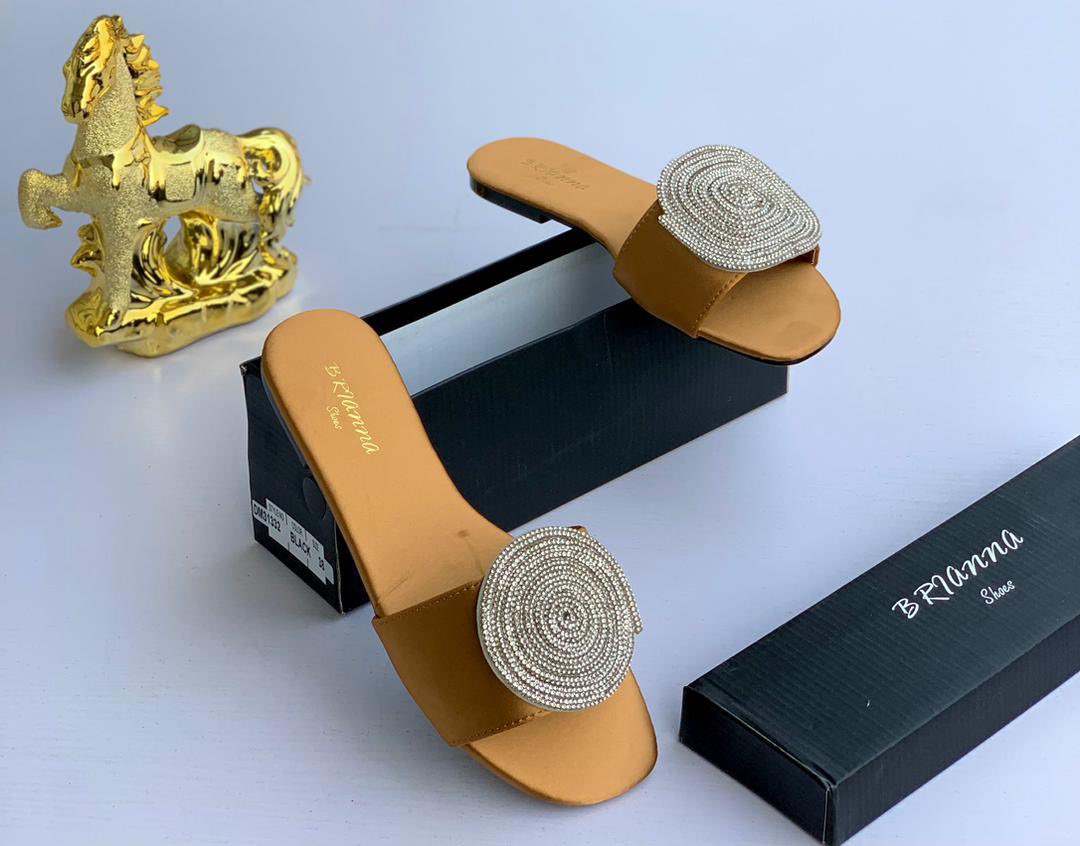 amiqs__place's tweet image. Something about this slippers screams chic and stylish

Price:N10,000
Sizes: 37-42
Please retweet 

#lagos #lagosshopping #BBNajia