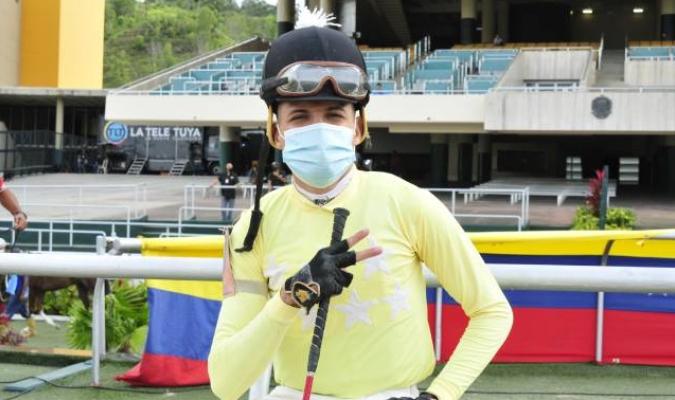 #Hipismo🇻🇪🚧🚨 ÚLTIMA HORA: El látigo <a href="/CiprianoGil2/">𝑪𝒊𝒑𝒓𝒊𝒂𝒏𝒐 𝑮𝒊𝒍</a> estará dos semanas fuera de la actividad hipica por reposo médico, debido a la evaluación profesional que tuvo ayer en una reconocida clínica de la capital tras sufrir un percance con el potro Alcaraz en La Rinconada.