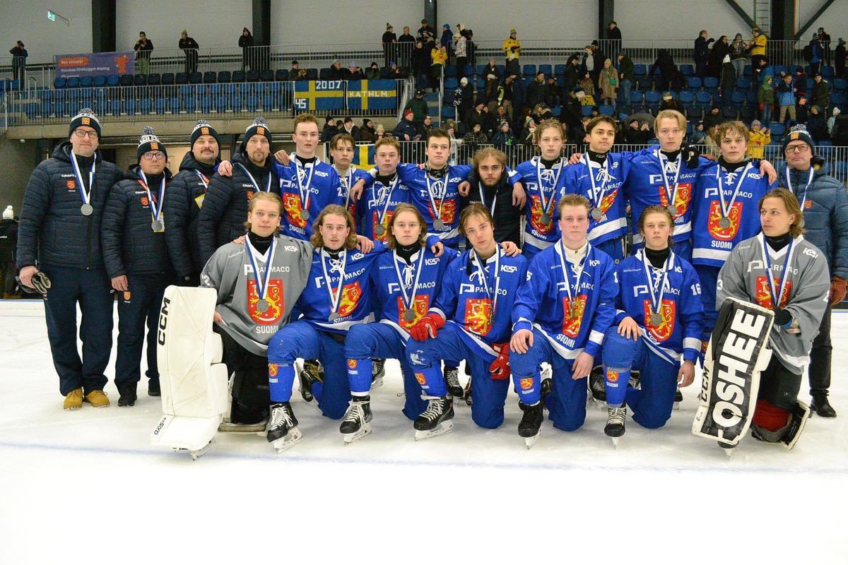 jani_raukko's tweet photo. Elämän tärkeimmät asiat tapahtuvat omien läheisten kesken. Ylpeä ja onnellinen pojan ensimmäisestä MM-turnauksesta ja 🇫🇮-paidan edustamisesta! Oli upea ja hyvin valmennettu joukkue! #urheilu #jääpallo #finbandy
🥈 https://t.co/ZjjyMTkrHq
