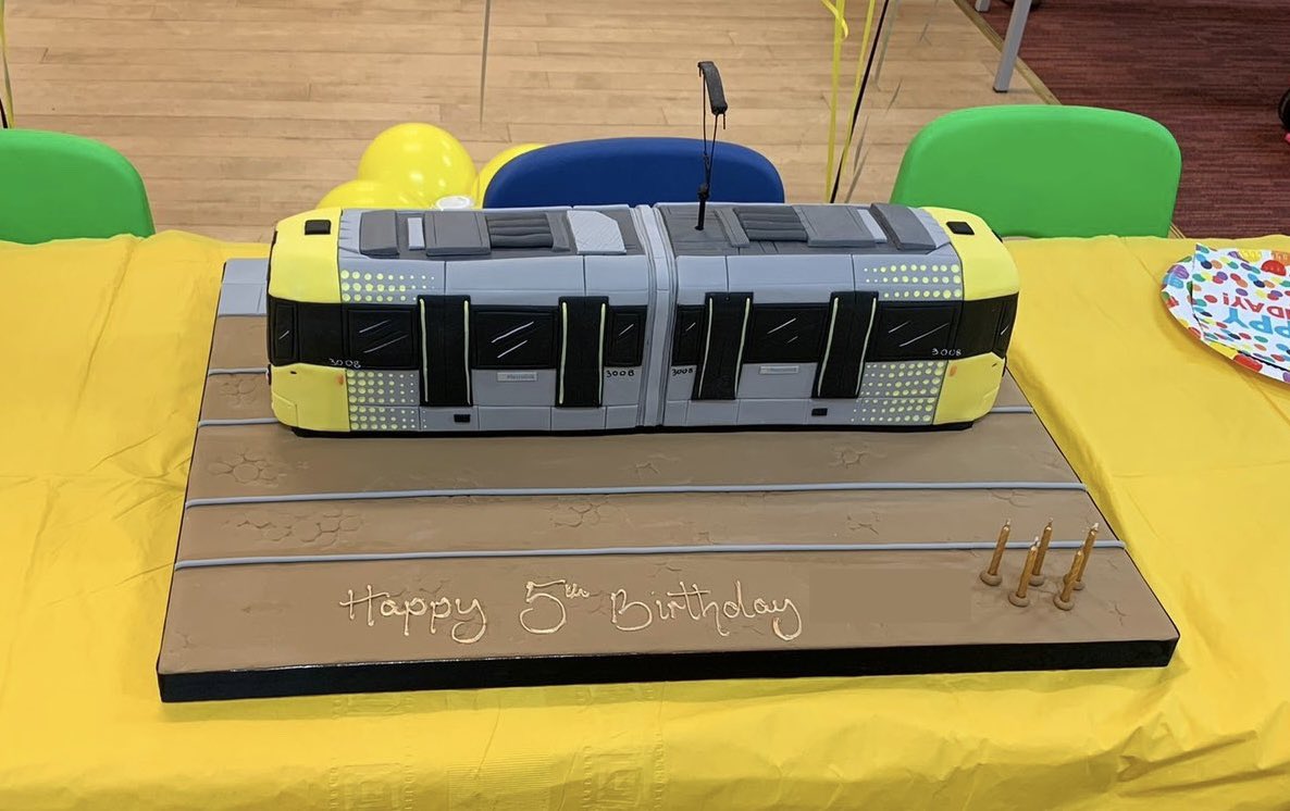 A 5yo tram enthusiast asked for a birthday cake that’s an exact replica of a <a href="/MCRMetrolink/">Manchester Metrolink 🚊</a> tram, and <a href="/Slattery_Cakes/">Slattery</a> delivered!