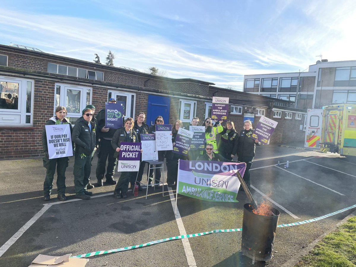 Fantastic public support for strike day No.3 in #Harrow! Thank you
#paramedics #ambulancestrike #NHSinCrisis 
@LASUNISON 
@unisontheunion 
@unisonglr 
@UNISONAmbulance 
@UNISONOurNHS