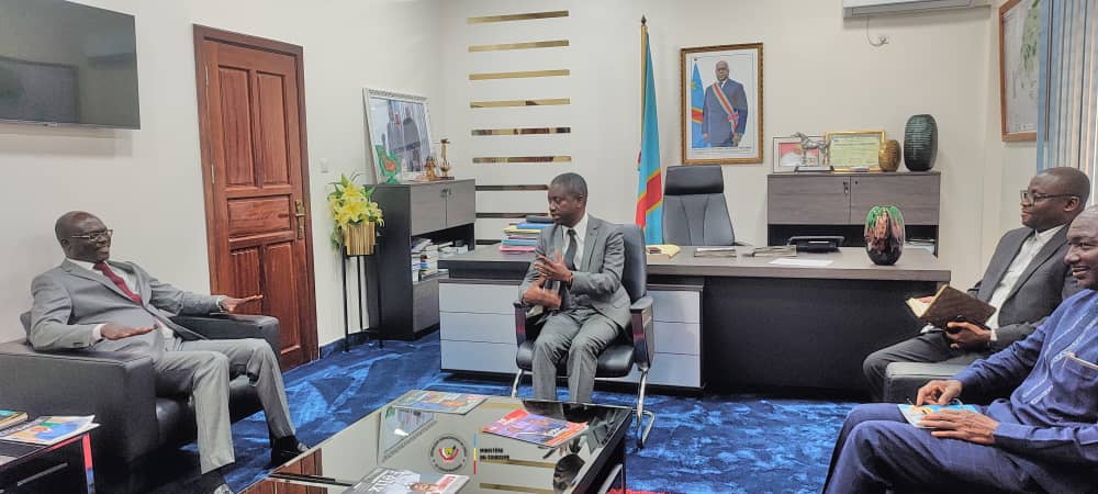 Assumant l'intérim du Ministre de la Jeunesse empêché, le Ministre Modero Nsimba a reçu en audience le ministre Tchadien de la jeunesse, sports et loisirs, Mr Patalet Géo. Ce dernier est venu solliciter le soutien de la RDC pour la candidature du tchad à la tête de la #CONFEJES.
