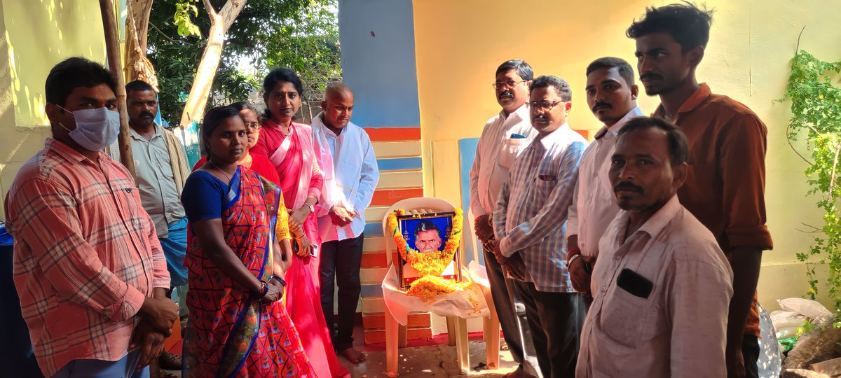 SrilathaChalla's tweet photo. #నేరేడుచర్ల పట్టణ శివాజీనగర్ లో నిర్వహించిన బట్టు కాశయ్య గారి దశదిన కార్యక్రమంలో పాల్గొని చిత్రపటానికి నివాళులు అర్పించి, వారి కుటుంబ సభ్యులను పరామర్శించి ప్రగాఢ సానుభూతి తెలియజేసిన నేరేడుచర్ల @BRSparty పట్టణ అధ్యక్షురాలు &amp; మున్సిపల్ వైస్ చైర్ పర్సన్ @SrilathareddyC
@TelanganaCMO https://t.co/VotezLgytc