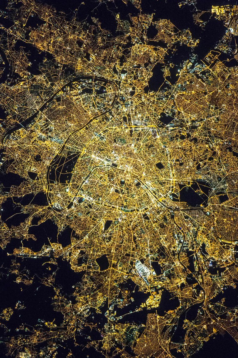 RT @MAstronomers: Astronauts aboard the International Space Station took this photograph of Paris at midnight https://t.co/ND8VvfuUNY