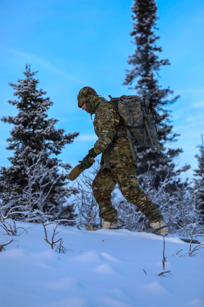 CPEGround's tweet photo. Soldiers of D Company, 70th Brigade Engineering Battalion, @11thAirborneDiv, test out the new  Cold Temperature and Arctic Protection System, or CTAPS, at the Cold Regions Test Center, Fort Greely, AK. 

#TeamSoldier #ArcticAirborne 

[📷: PEO Soldier] https://t.co/NWqVicmSI1